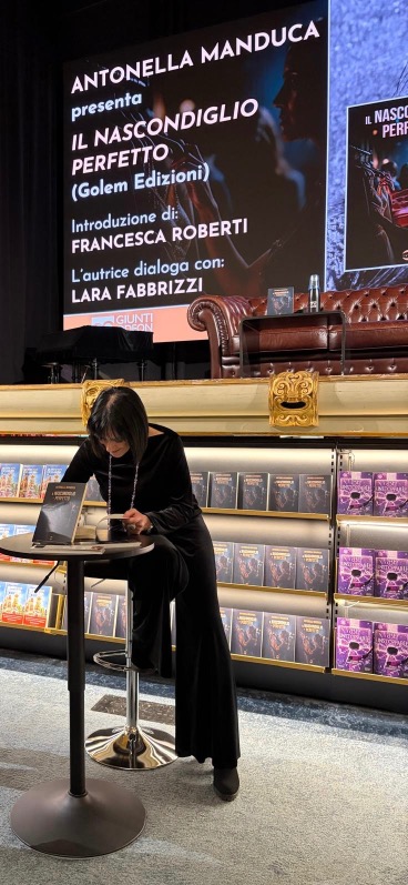 Antonella Manduca il giorno della presentazione de Il Nascondiglio Perfetto alla Giunti Odeon di Firenze